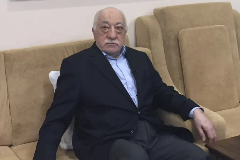 من هو الداعية فتح الله غولن المتهم بالانقلاب في تركيا